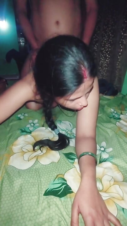 Soție indiană desi cu soț și prieten în sex în trei