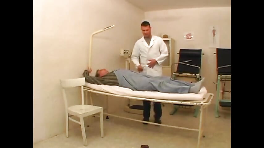 ช่างทํามือจําลองการบาดเจ็บเพื่อเย็ดกับพยาบาล