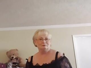दादी gilf(चोदने लायक दादी) अपनी गांड हिला रही है और रात को नाच रही है