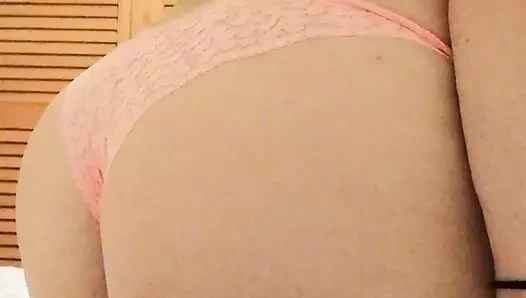 Blonde MILF kitty queen in ihrem orange tanga, twerking und besahnt ihre großen natürlichen titten - PAWG