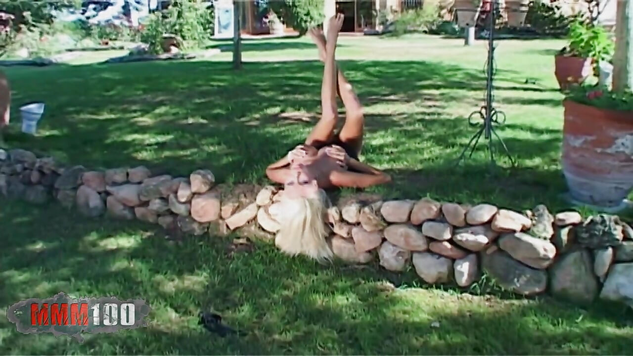 Nikkyblond: Mađarska zvijezda Nikky Blond pozira za seksi gole fotke