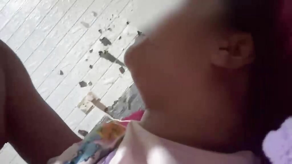 Grabe ang ingay ni tita, habang nakadiin si junior