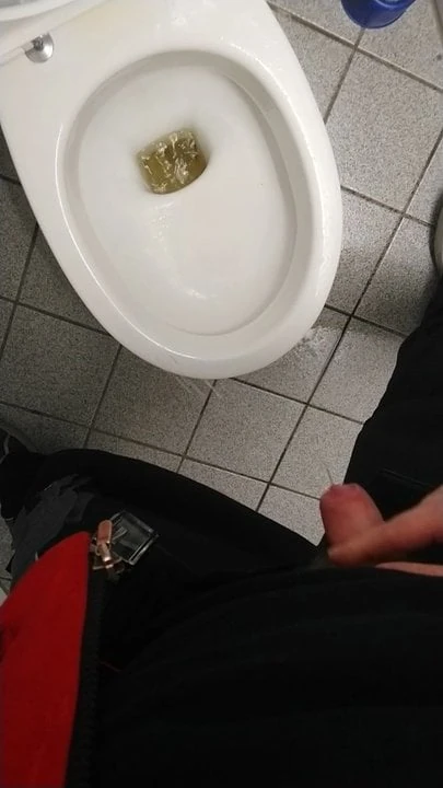 Musste pissen auf der Arbeit