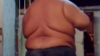 브라질에서 춤을 추는 뚱뚱한 남자