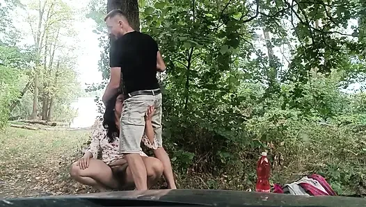 Arabada bir kamera var.