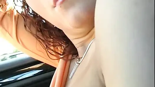 Büyük memeli harika amatör genç kız arabada sıkı amına mastürbasyon yapıyor