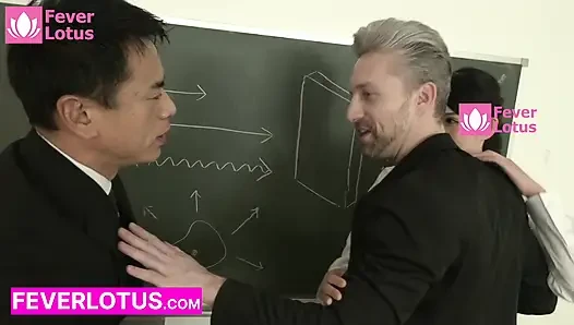 Ateşli Japon üniversite öğretmeni boş sınıfta müdür ve beyaz yönetmen tarafından çifte sikiliyor - ham çifte dölleme dersi