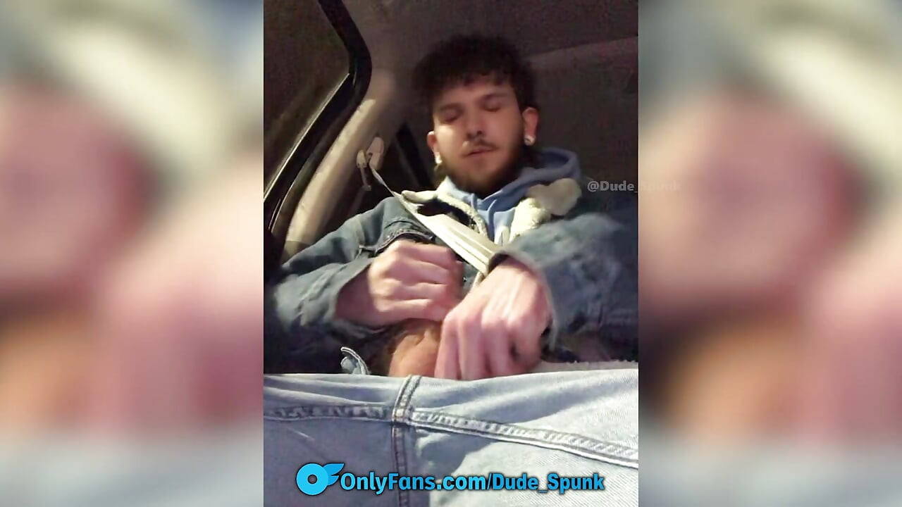 Uberの運転手に車の中でオナニーさせてほしいと頼み、彼は手コキしてくれて、私は大きくイッました!