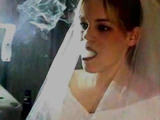 Braut raucht