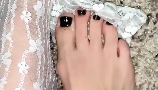 Массаж ступней в сексуальных носках с руками в перчатках