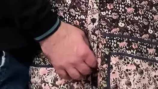 Tangan orang asing di balik rokku. Cowok ini Lagi Asik Muasin Memeknya Di Subbay