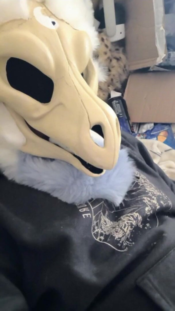 Skulldragon flapping with fur gloves