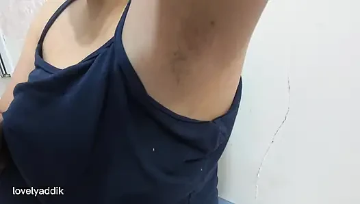 Melepas rambutku di ketiakku