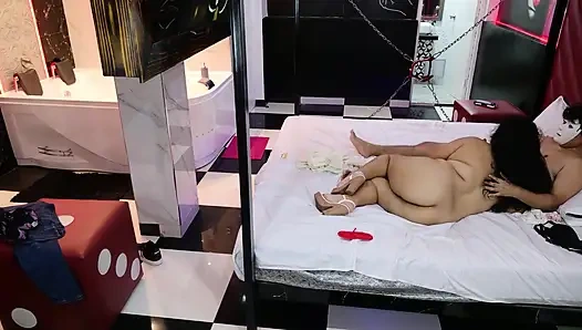 İki Meksikalı adam ve latin orta yaşlı seksi kadınla üçlü seks kocasının önünde sikiliyor