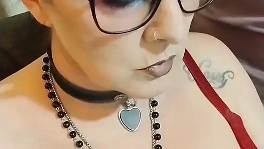 Милфа курит в лифчике