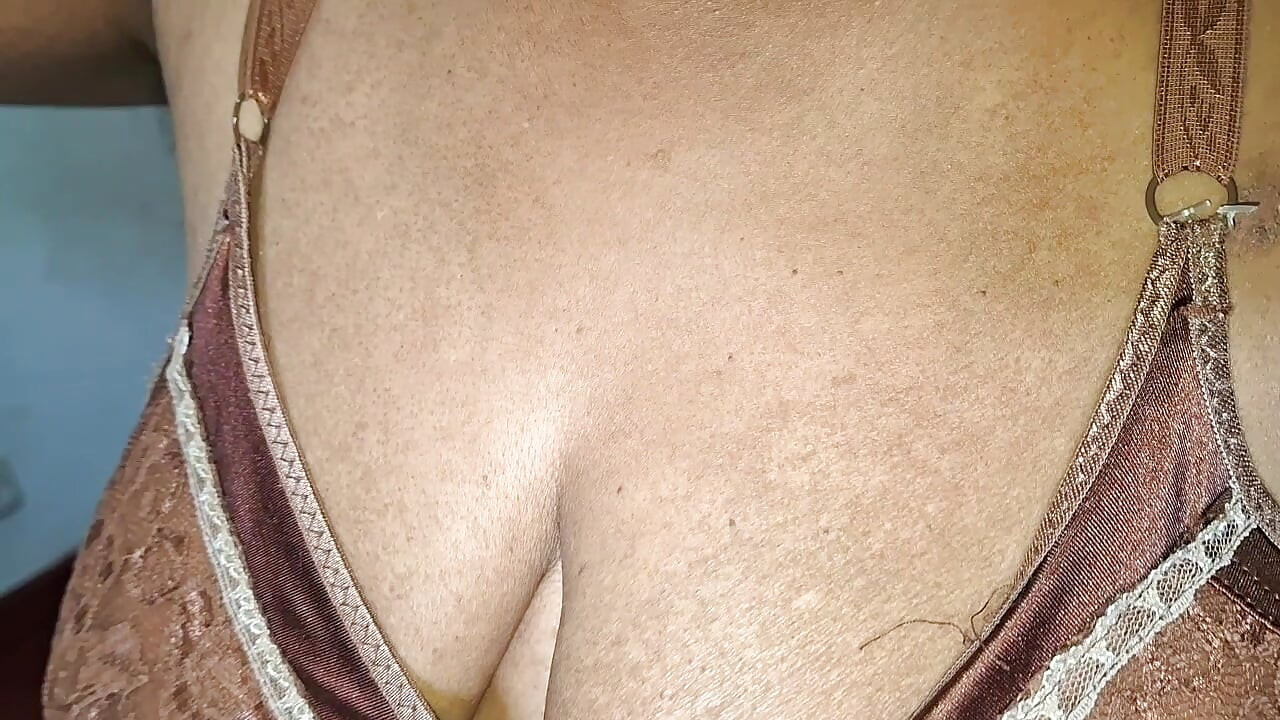 زن فاحشه خیس می شه و سینه هاش رو نشون می ده