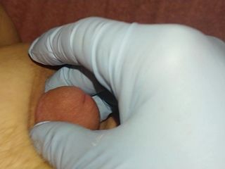 Kleine penis wordt bespeeld als een grote clitoris die sperma spuit!