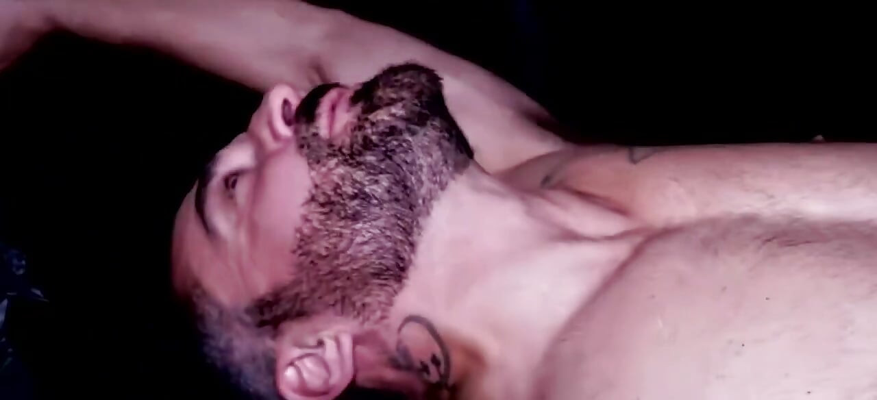 Futai fără prezervativ gay în grup cu flip în clubul de croazieră