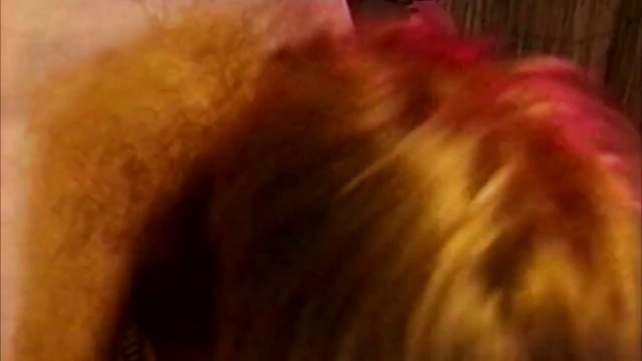 Matură sexy blondă țâțoasă călărește pasional o pulă groasă