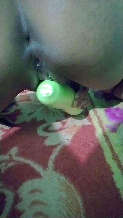 Desi bhabhi ne apni chut me dala bhot badi Loki eller khub maze liya eller apne boobs bhi khub dbaye