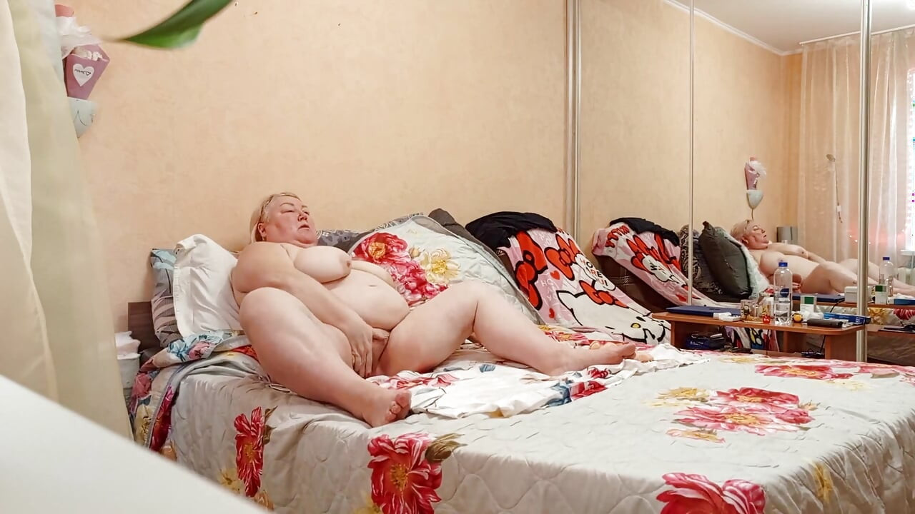 Juguetes sexuales y el coño carnoso de la suegra