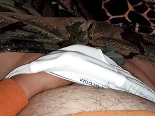 Masturbatoare mexicană dolofană care se freacă în slip alb