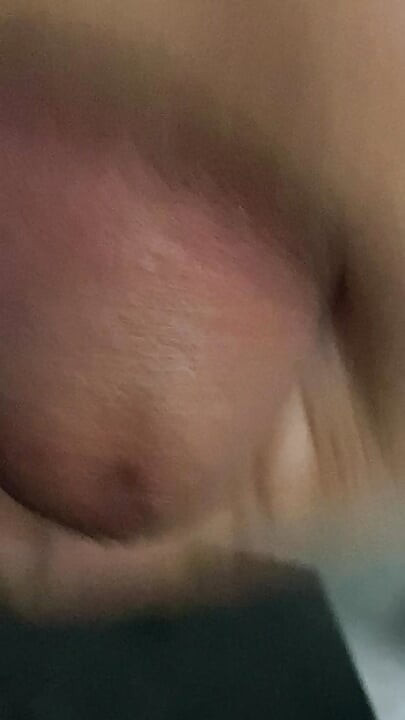 In the bathroom, there was a cock that was getting an erection, only knowing how to endure it, not having to do it