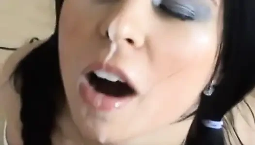 Tina lagi asik nyepong dan ngocok kontol jay