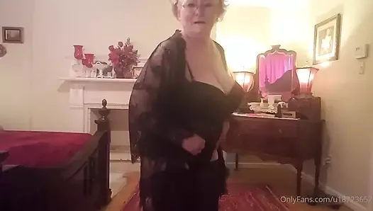 奶奶只是个跳舞的傻瓜，跳不够