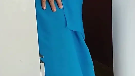 Bibi saya menunjukkan gaun baru untuk dikenakan ke partai liberal