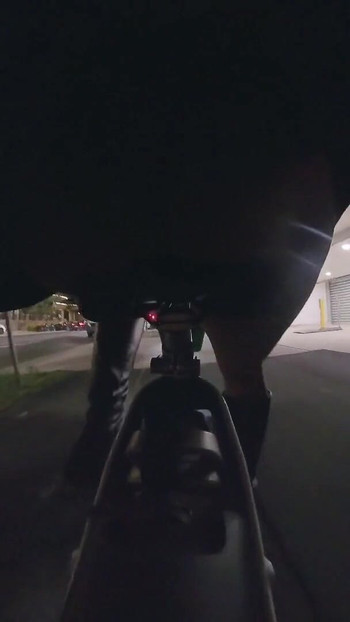 公の場でバイクに乗ってバットプラグを見せる | クリップ 1