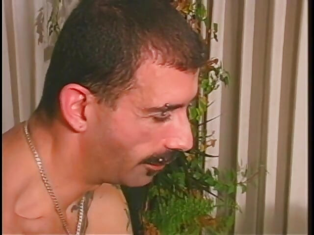 双性恋纹身穿孔的男性和年轻的金发操肌肉壮男