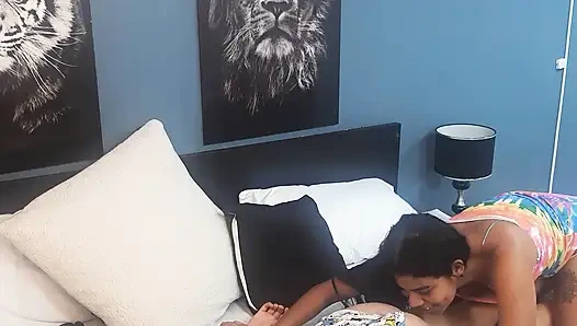 Eve gitmeden önce arkadaşımın amını yalıyorum