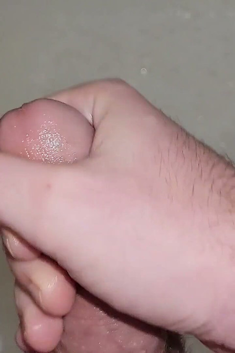 Schau dir mein pissloch an, während ich pinkel und mit pisse in mein sperma komme!
