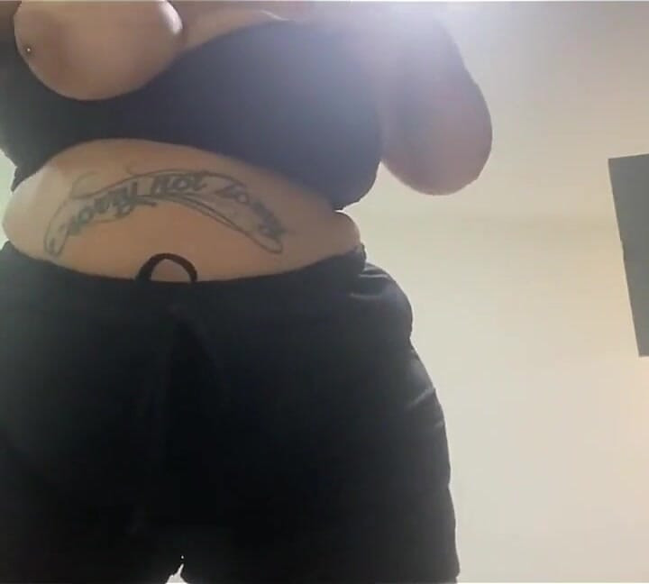 Took the Plug to the Gym and Put It in the Ass in the Locker Room - Mary Jhuana