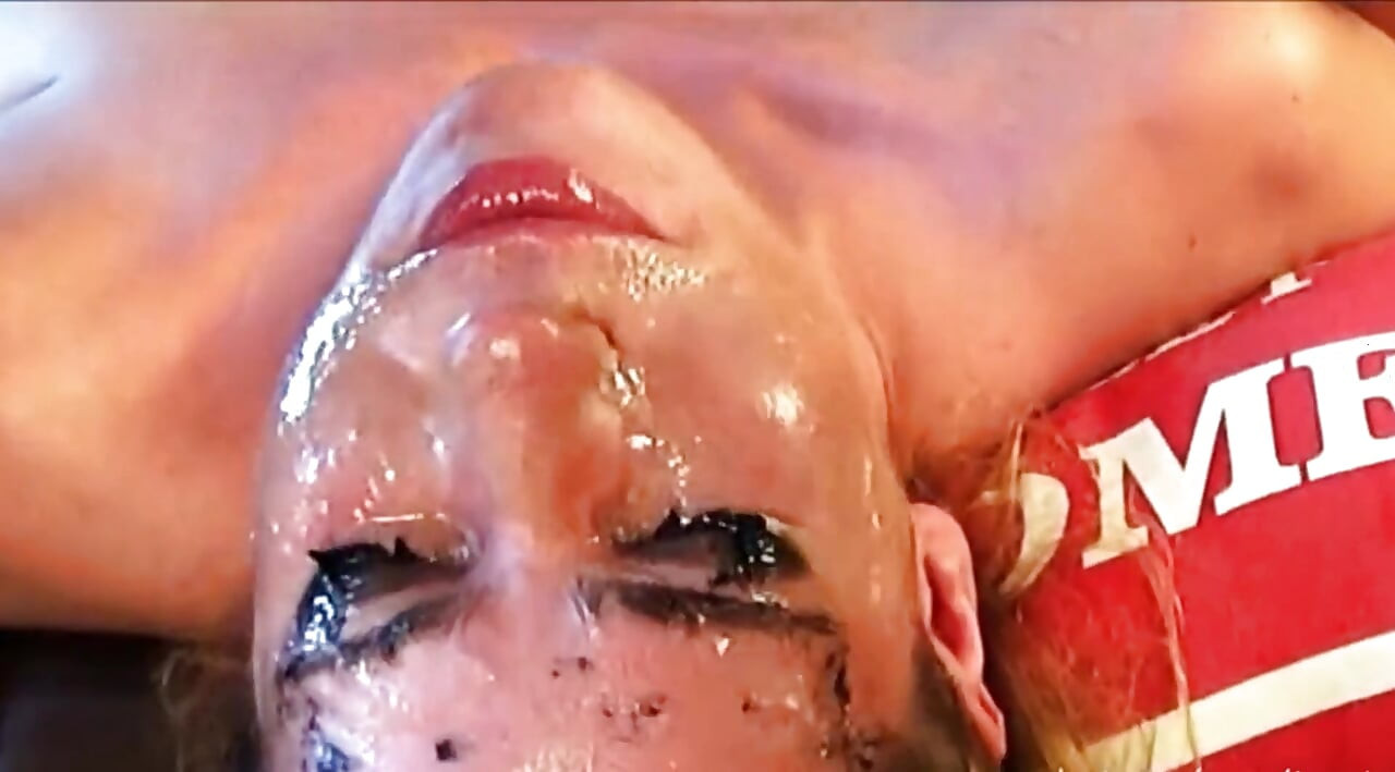 Close-up verpestte make-up ondersteboven diep in keel