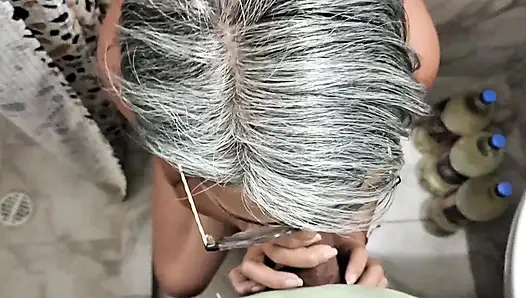 A shower at the gym and a good blowjob, how delicious it is to swallow it all.