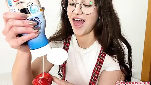Fetish makanan shana pakai stroberi