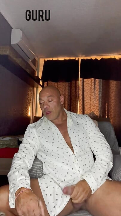 Bodybuilder Solo Homemade Wank