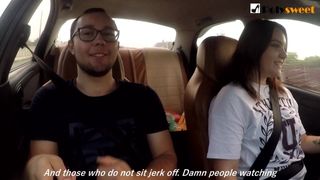 Meisje trekt een man af en masturbeert zichzelf tijdens het rijden