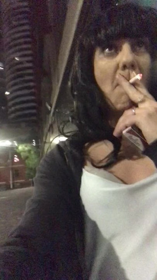 Fumando um cigarro na viela