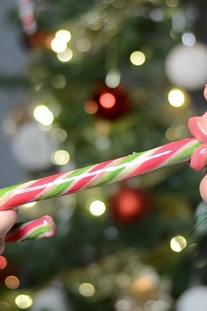 Moș Crăciun a păcălit-o cu bomboana lui cane - ejaculare facială uriașă