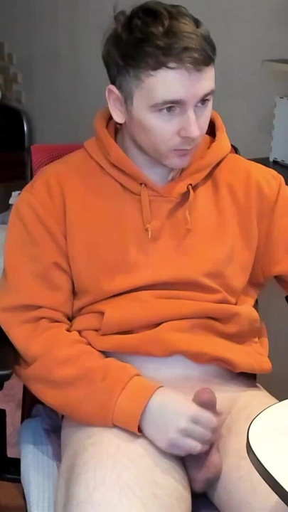 Momento épico de "Garanhão cara assiste pornô e masturba pau quente sem cortes"