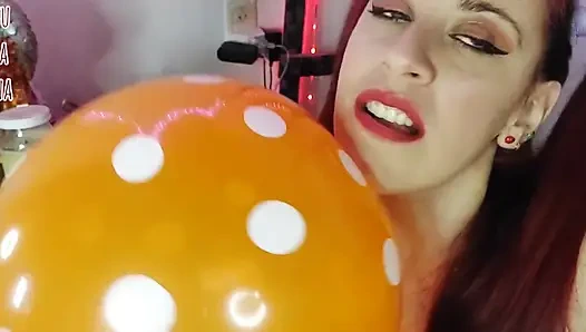 Shyfxx menggosok dan melumuri balon dengan pantatnya!