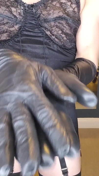 我是不是让你在我的长皮手套上滑行, 穿着我的黑色紧身胸衣和完全时尚的丝袜挑逗？所以我们