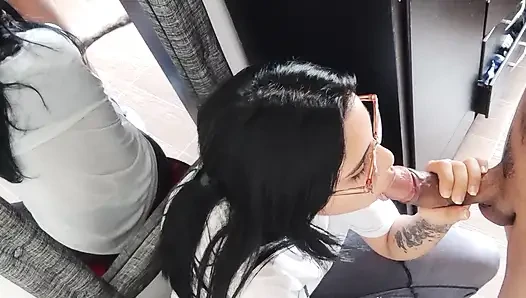 Gözlüklü nerd kız, sınıf arkadaşının penisini emmeyi kabul ediyor