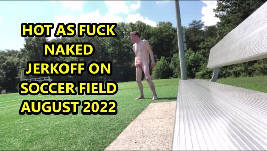 Total descalzo jo desnudo en el campo de fútbol en un clima caluroso de agosto de 2022