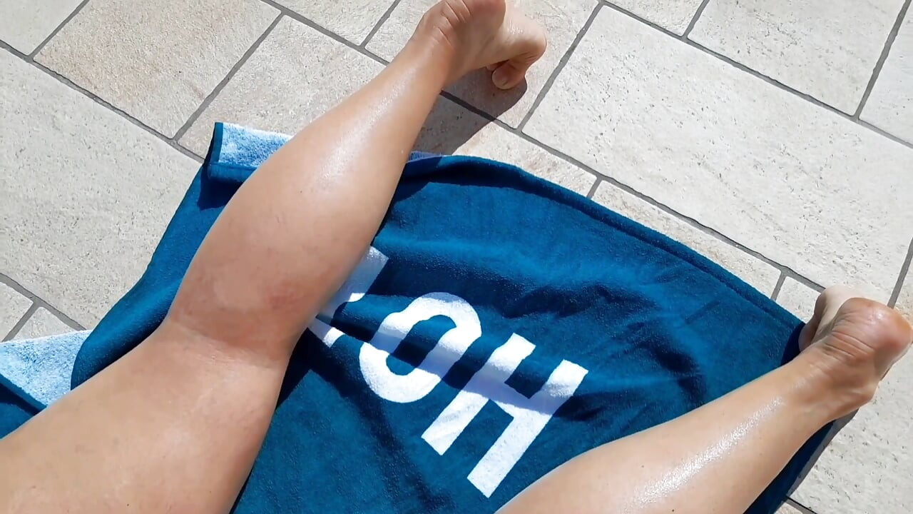 Selenine igre na otvorenom gola na suncu