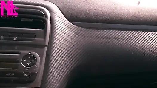 Menjuntai di kursi penumpang di dalam mobil