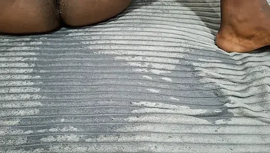 G noktamı birçok kez vurarak tüm yatağı sırılsıklam ettim, bir otel odasından ayrılmaktan utanıyorum
